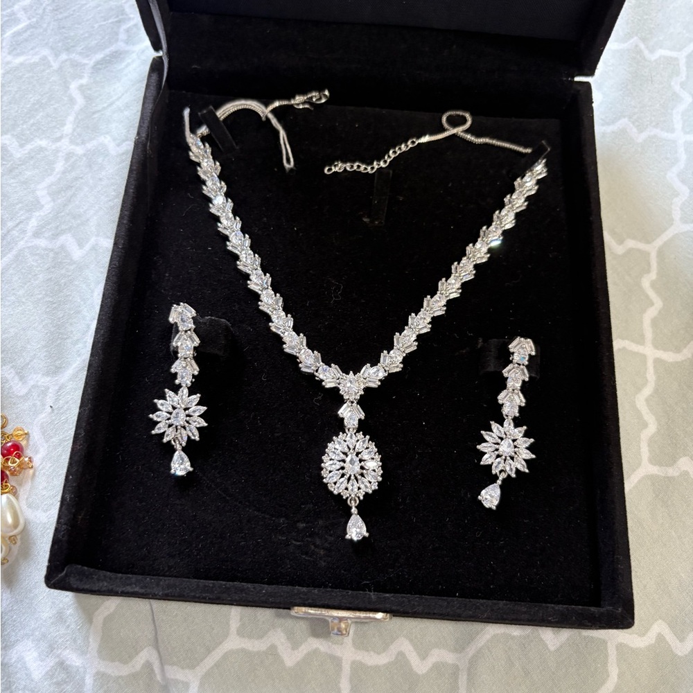 Elegant Silver Necklace and Earring Set
